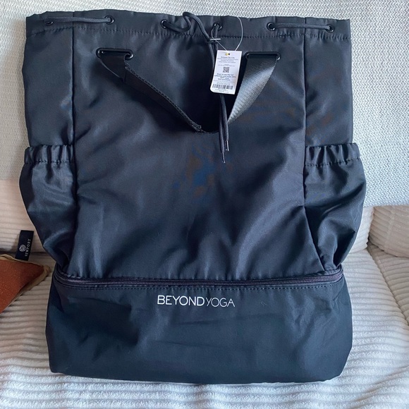 Beyond Yoga Convertible Gym Bag. 18.9 X 16.14 X 2.76 inches - Picture 2 of 8